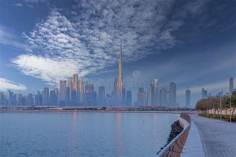 Spiaggia con vista sullo skyline di Dubai all'alba