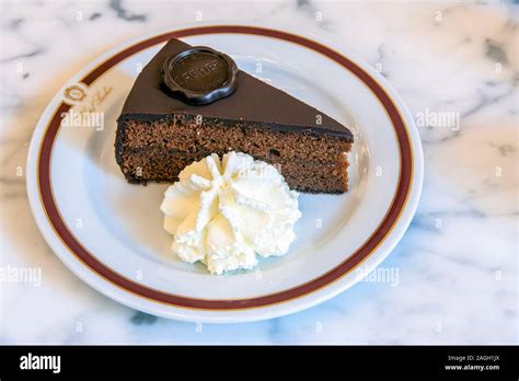 Torta Sacher servita con panna