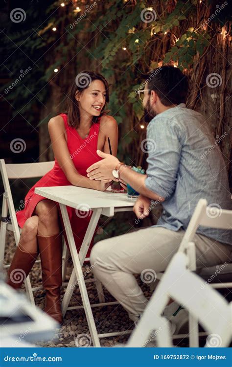 Immagine di una coppia felice che festeggia il proprio matrimonio, con un wedding planner discreto sullo sfondo