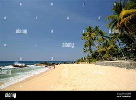 Spiaggia di Unawatuna con resort