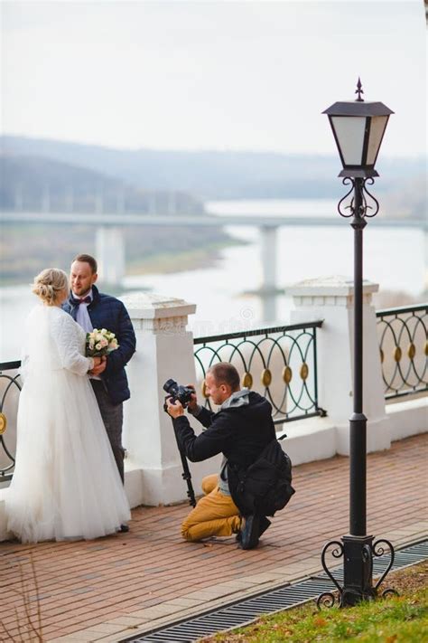 Fotografo di matrimonio che scatta foto spontanee
