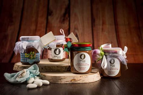 Set di deliziose bomboniere gastronomiche con etichette personalizzate
