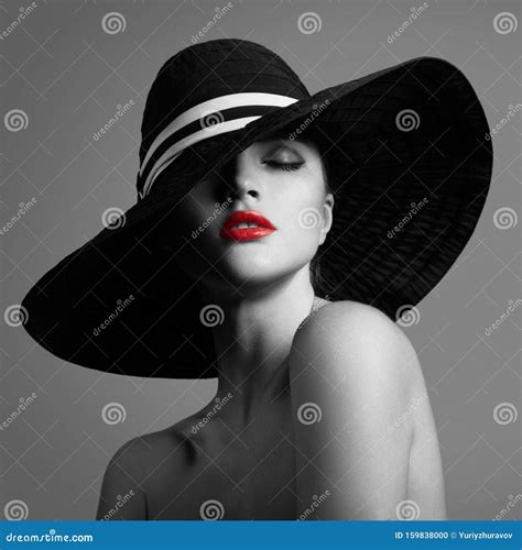 Donna con cappello elegante