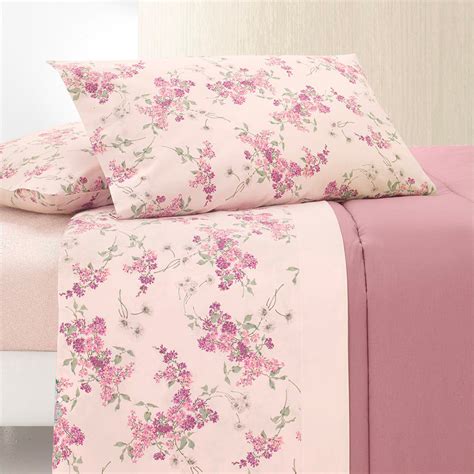 Preparazione del letto nuziale con lenzuola bianche e fiori