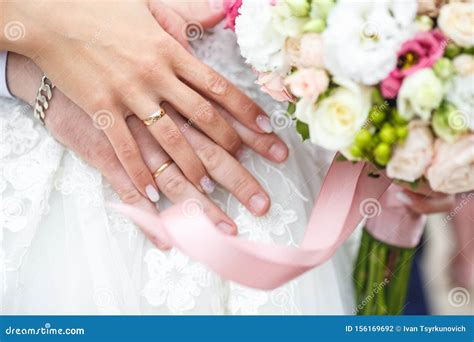 Sposo con in mano un bouquet