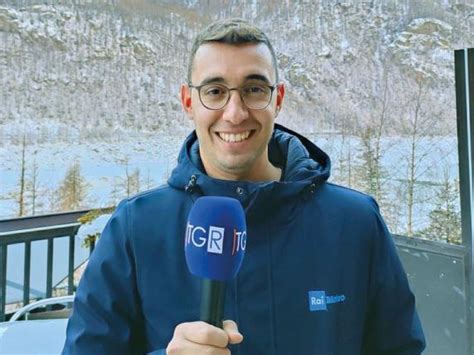 Andrea Vuolo che parla alla telecamera durante una previsione meteo