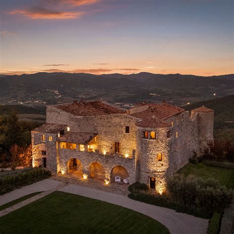 Interno di una camera lussuosa del Castello di Procopio con arredi d'epoca