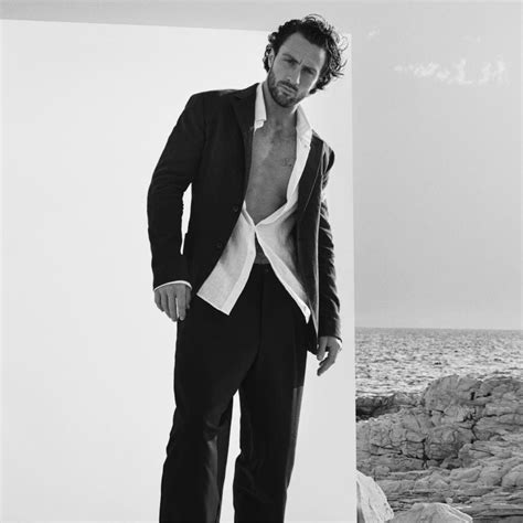 Aaron Taylor-Johnson in posa per la campagna di Acqua di Giò