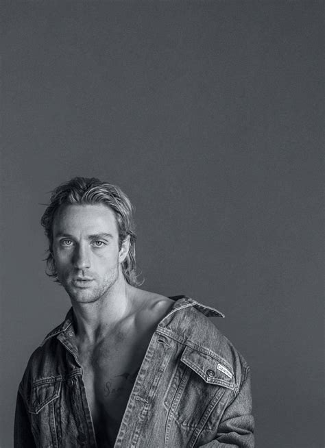Aaron Taylor-Johnson in un momento di riflessione sulla spiaggia