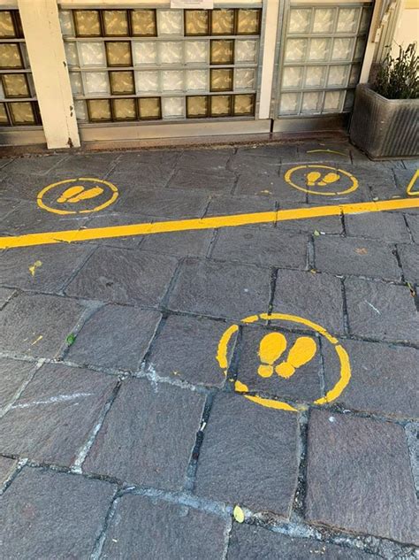 Segnaletica a terra per il distanziamento sociale in un evento