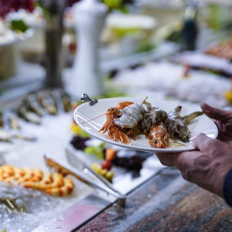 Buffet con cibo servito da personale incaricato