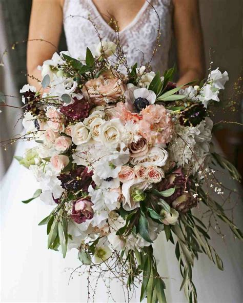 Esempi di bouquet da sposa a cascata con diverse combinazioni di fiori e colori