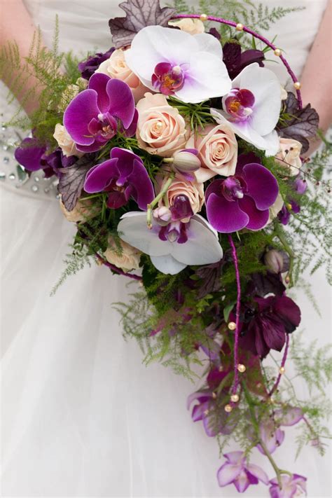 Tavola comparativa: Stili di bouquet a cascata e abiti da sposa consigliati