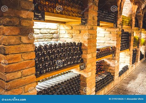 Cantina con bottiglie di idromele