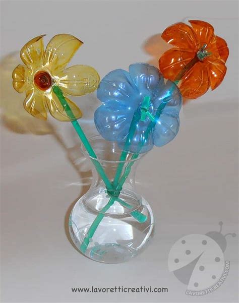 Fiori decorativi realizzati con il fondo delle bottiglie di plastica
