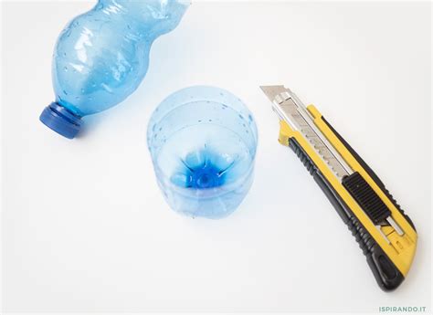 Vaso decorativo realizzato con la base di una bottiglia di plastica