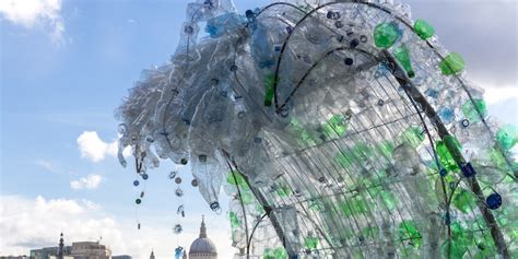 Installazione artistica realizzata con bottiglie di plastica