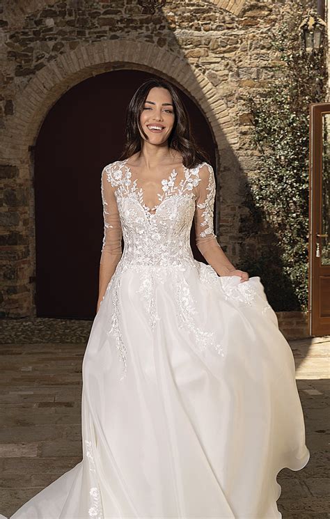 Sposa con abito vintage e accessori