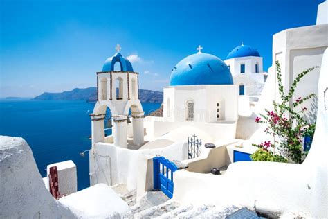 Tramonto a Santorini con case bianche e mare blu