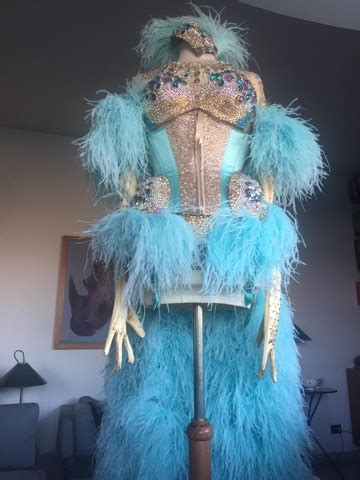 Dettaglio di un costume da burlesque con piume e paillettes