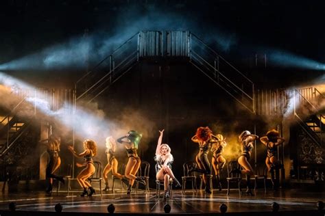Schema che illustra gli elementi chiave di uno spettacolo burlesque (danza, teatro, musica, satira)