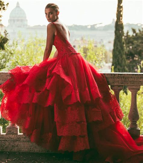 antico abito da sposa rosso con dettagli dorati