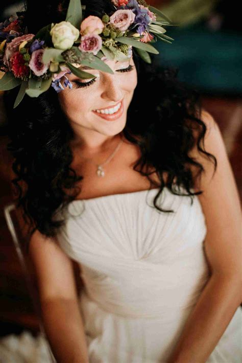 Sposa in stile hippie con corona di fiori