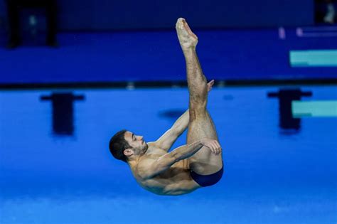 He Zi durante una competizione di tuffi