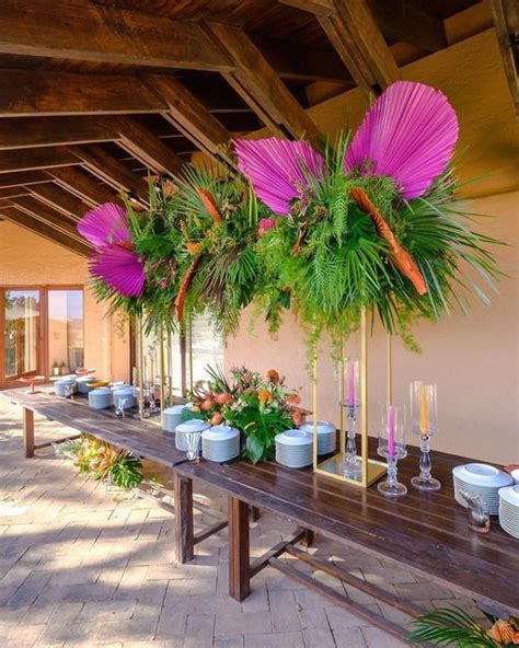 Allestimento matrimonio in stile tropicale con piante esotiche e fiori vivaci