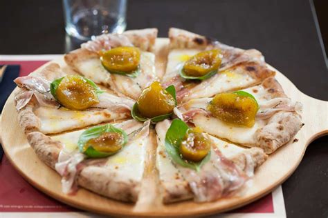 Immagine di una pizza gourmet decorata
