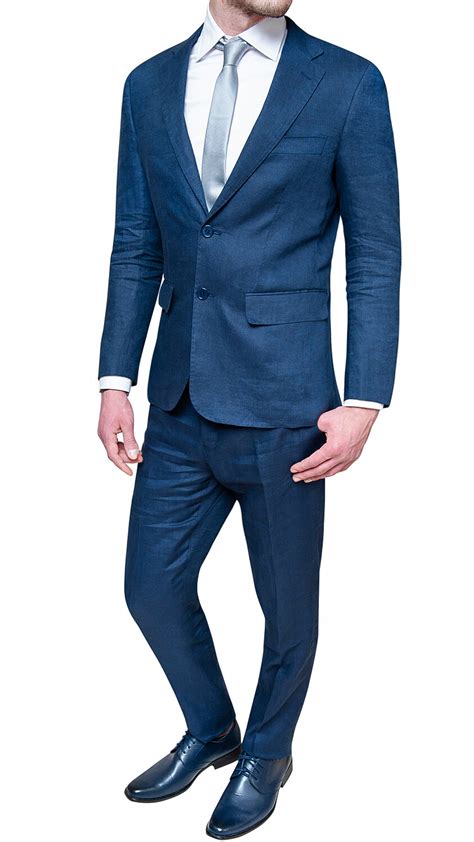 uomo in abito sartoriale estivo