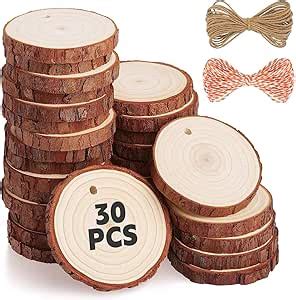 Dischetti di legno grezzo decorati come segnaposto