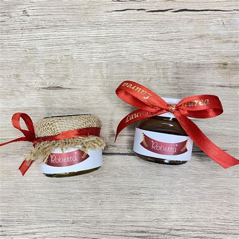 Mini vasetti di marmellata fatti in casa come segnaposto