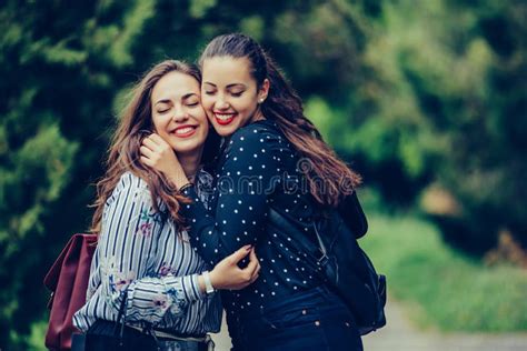 Gruppo di amiche che si abbracciano felici