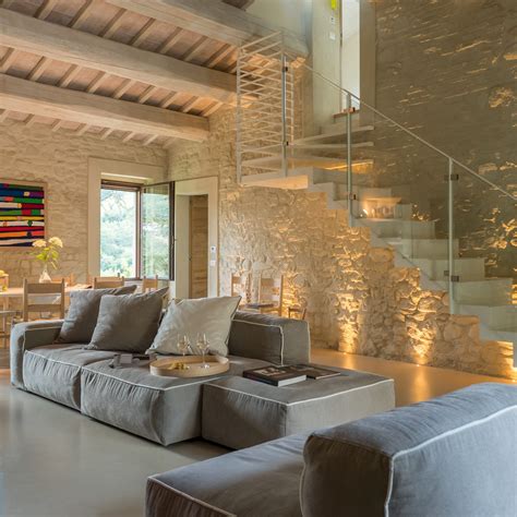 Interni di una casa moderna con elementi naturali
