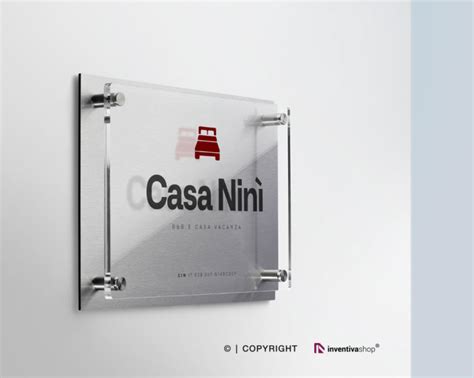 Esempi di targhe professionali in plexiglass con diverse informazioni