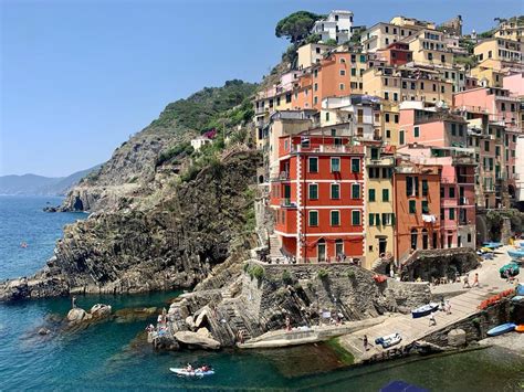 Panoramica delle Cinque Terre con un agriturismo