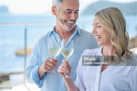 Coppia che brinda con vino