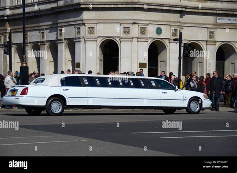 Una limousine bianca in una strada di città