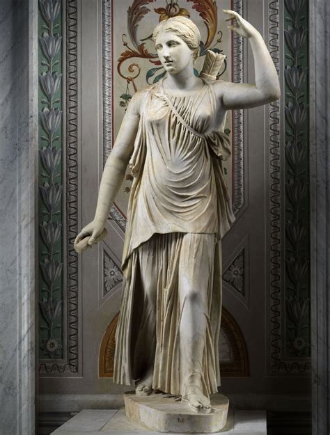 Antica statua romana raffigurante donne al servizio della sposa