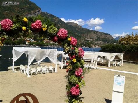 collage di foto di diverse location per matrimoni in spiaggia in Italia