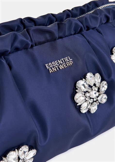 Dettaglio di una pochette in raso con perle