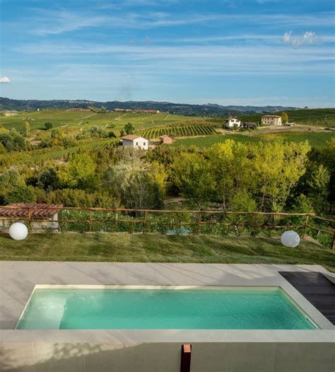 Terrazza con piscina e vista sui vigneti