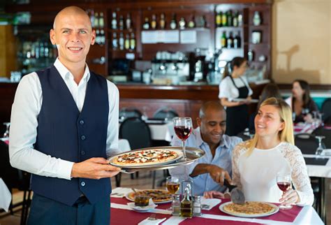Staff sorridente che accoglie gli ospiti