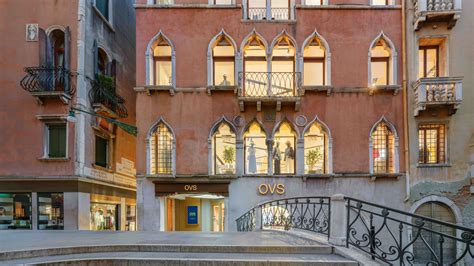 Make-up artist che lavora su una sposa a Venezia