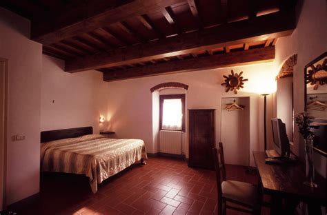 Interno di una suite arredata in stile rustico toscano