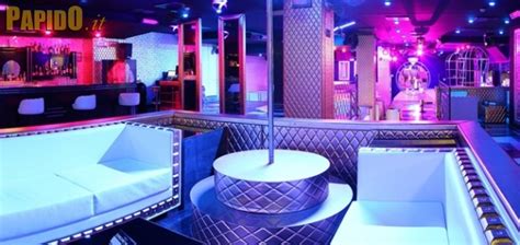 Interno del club Pepenero con ballerine e pubblico