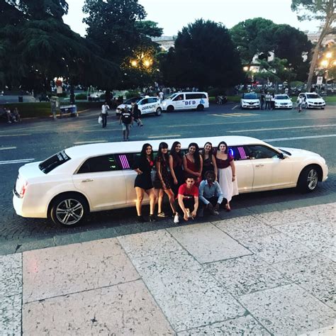 Limousine con amiche che brindano per un addio al nubilato