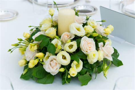 Centrotavola con fiori, frutta e candele