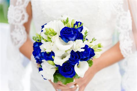 Bouquet matrimonio con fiori blu arancio e bianchi